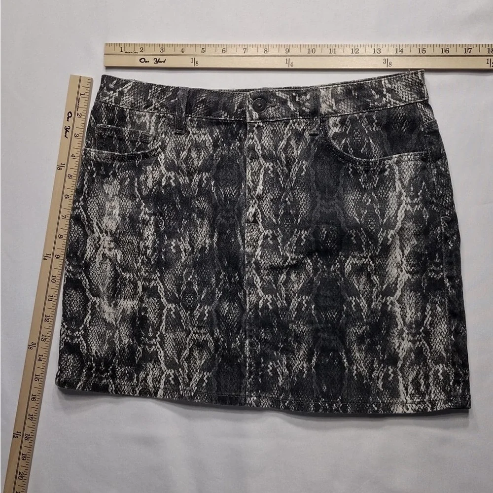 Zara Black and Gray Snake Print skirt pre owned Exellent condition. Size L